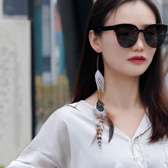 Handmade Boho Feather Earrings for Women - Lightweight & Colorful Dangle Design - Picture 4 of 5